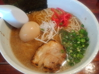 「円家らーめん（麺カタメ・脂オオメ）\500（クーポン）+替え玉\」@麺屋 円家の写真