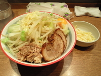 「汁無し（チーズ+ヤサイニンニク）」@麺屋 もとまるの写真