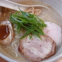 「鳥チャーシュー麺（半熟玉子半分トッピング）」@麺屋 臥龍の写真