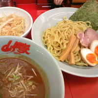 「【期間限定】極濃和風魚介とんこつつけ麺¥790 味付け白髪ネギ¥」@ラーメン山岡家 佐野店の写真