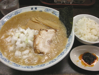 「背脂煮干しらーめん￥850（脂、タマネギ多め）+半ライス￥100」@二葉 上荻店の写真