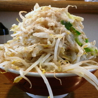 「ラーメン小（豚入り）  750円（ヤサイ盛れるだけ・アブラマシマ」@らーめん こじろう526 日暮里店の写真