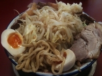 「豚入りラーメン+中盛（300g）+味玉/野菜、ニンニク、少しカラ」@ラーメン☆ビリーの写真