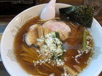 「特製らぁめん（750円）+煮たまご（100円）+霜ふりはーぶのぶ」@らぁめんの店 小櫻の写真