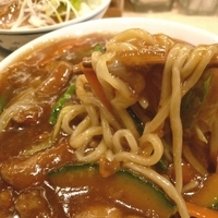 「七彩流 スタミナ冷し 大盛 880円 + 今月のきまぐれ御飯（台」@麺や 七彩の写真