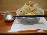 「ラーメン（ニンニク・アブラ）+生卵」@ラーメン富士丸 西新井大師店の写真