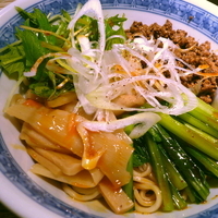 「阿吽油そば 800円（できるだけ甘く・紙エプロン・普通の酢ちゃう」@四川担担麺 阿吽 湯島店の写真