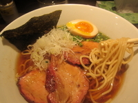 「鰮煮干（醤油）（730円）+チャーシュー2枚（200円）（直火2」@喜元門 本店の写真