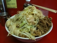 「小らーめん豚入り+ほぐし肉+うずら」@ラーメン二郎 茨城守谷店の写真