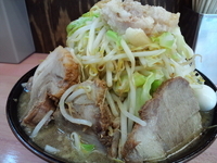「ラーメン豚入り+うずら+無料トッピング（ヤサイマシマシ・ニンニク」@魔人豚の写真