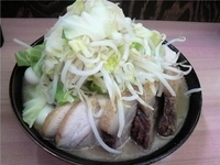 「ラーメン豚入り（ヤサイ・アブラ）+うずら」@魔人豚の写真