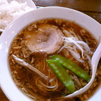 「ラーメン 650円 + 半ライス（ランチタイムサービス）」@かおたんラーメンえんとつ屋 南青山店の写真