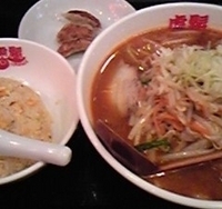 「味噌ラーメン+餃子3ヶ+半チャーハン（780円）」@虎髭 町屋店の写真