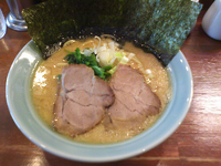 「ラーメン並+半ライス（680円+100円）」@鶴一家の写真