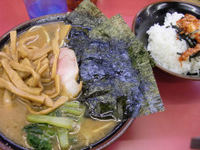 「ラーメン+メンマ+半ライス（海苔キムチ）」@王道家の写真