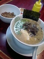 「らーめん+替え玉（ハリガネ）+激辛そぼろ」@博多長浜らーめん 楓神の写真