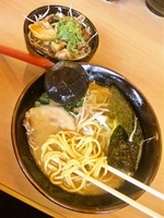 「醤油らーめん（麺カタメ/アブラ少なめ）+Cセット（ネギチャーシュ」@横浜豚骨らーめん やまと屋の写真