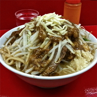 「小（野菜・ニンニク・アブラ￥700）シュレッドチーズをのせるチー」@ラーメン 学の写真