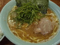 「中ラーメン（700円）（硬め）+茎わかめ（100円）+ライス（小」@まこと家の写真