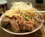 「小豚ダブル（野菜沢山・ニンニク）850円+ビール」@らーめん こじろう526 日暮里店の写真