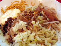 「特製まぜそば（ニンニクチーズ）@950」@ジャンクガレッジ 東大宮店の写真