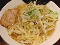 「コクとうまみの塩とんこつ野菜もり」@ラーメン 岩佐の写真