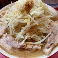 「豚ラーメン大（味玉+ヤサイ ニンニクトッピング）」@用心棒の写真