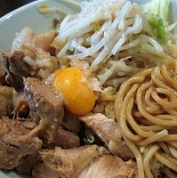 「油そば+ブタ ニンニクアブラ  800円」@らーめん こじろう526 日暮里店の写真