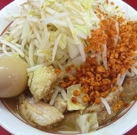 「豚ラーメン 麺半分 （味玉+ニンニク 辛揚げトッピング）」@千里眼の写真