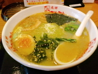 「塩ラーメン（全部のせ）580円+飛騨牛コロッケ200円」@飛騨 ちんかぶの写真