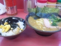 「ラーメン 630円 + 半ライス （海苔タマゴまぶし） 60円」@王道家の写真