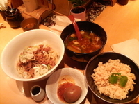 「肉つけ麺200g・普通+ピリ辛煮玉子+今月の御飯（炊き込みアサリ」@麺匠 喜楽々の写真