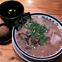 「らーめん（￥680）赤オニ（￥100）替玉（無料券利用￥0）」@博多長浜らーめん 田中商店の写真