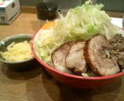 「汁なし（野菜・ニンニク）700円+チーズ50円」@麺屋 もとまるの写真