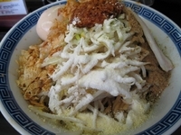 「まぜそば800円&味玉子無料（トッピング全部&ニンニク）」@東葛MARUKAKU 南柏店の写真