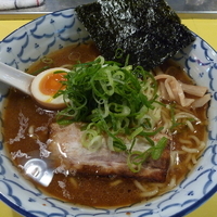 「醤油らーめん（中盛）・スープ=1番」@らーめん研究所の写真