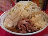 「ラーメン（小）:600円、温泉玉子:100円、やさい、にんにく」@ラーメン二郎 府中店の写真