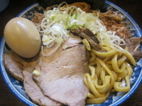 「油そば（全部のせ、小、燻製玉子で）（1000円）」@兎に角 松戸店の写真