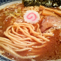 「中華そば ￥700 （豚骨 × 鶏 × 魚介）」@俺の麺 春道の写真