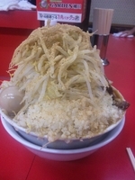 「ラーメン大小ブタ増し魚粉 ヤサイニンニクW」@ドン-キタモトの写真