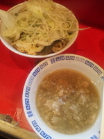 「ザルラーメン（ニンニクヤサイ）」@ラーメン二郎 府中店の写真