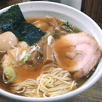 「昔ながらのあっさりらーめん（昼限定）味玉入り780円+ちゃーしゅ」@らーめんHANABIの写真