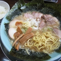 「特製まる重ラーメン・スープふつう麺ふつうニンニク入り+小ライス 」@まる重らーめん 絹ヶ丘本店の写真