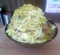 「豚入りラーメン（ヤサイ・アブラ・ニンニクマシマシ・カラメ）」@魔人豚の写真