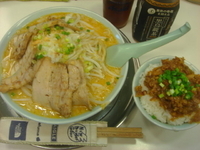 「小豚みそらーめん+黒烏龍茶+ラー油飯+浅漬け」@らーめん 凌駕の写真