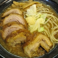 「チャーシュー麺5枚のせ・大300グラム（公式HPでは「煮干ニンニ」@創作らーめん 小川流 二本松店の写真