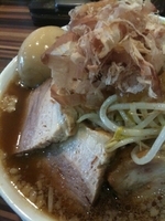 「ラーメン+豚増し+味玉/ニンニク少し、野菜ちょい増し、カラメ」@ラーメン・つけ麺 笑福 大阪西中島店の写真