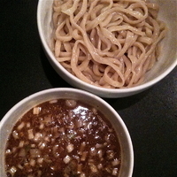 「Aセット（夜メニュー。生ビール、ハーフつけ麺、ほぐし豚丼￥100」@音麺酒家 楽々の写真