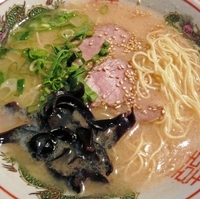 「博多とんこつラーメン（粉落し・アブラ超多め）¥600 替玉（粉落」@陣屋の写真
