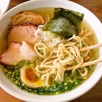 「煮干蕎麦（塩）+チャーシュー1枚（直火/炭火）&バラ巻きチャーシ」@喜乃壺の写真